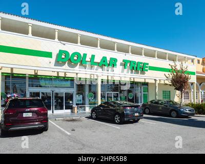 Kissimmee, Florida - 9. Februar 2022: Horizontale Nahaufnahme des Dollar Tree Storefront. Stockfoto