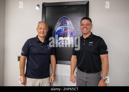 Die NASA-Astronauten Douglas Hurley (links) und Robert Behnken posieren für ein Foto, nachdem sie ihre Unterschriften an einer Wand im Quartier der Astronaut Crew im Neil A. Armstrong Operations and Checkout Building im Kennedy Space Center der Agentur in Florida vor der NASA-Mission SpaceX Demo-2 angebracht haben. Der Start, der ursprünglich für den 27. Mai 2020 geplant war, wurde aufgrund ungünstiger Wetterbedingungen um den Launch Complex 39A geschrubbt. Stockfoto