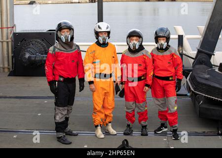 Die NASA-Astronauten Shane Kimbrough und Megan McArthur, der Astronaut der Japan Aerospace Exploration Agency, Akihiko Hoshide, und der Astronaut der Europäischen Weltraumorganisation Thomas Pesquet nehmen am 1. Oktober 2020 an einer Ausstiegsübung in Port Canaveral, Florida, Teil, um die NASA-Mission SpaceX Crew-2 im Rahmen des Commercial Crew Program der Agentur vorzubereiten. Die Übung beinhaltete die Simulation einer Notsituation nach dem Spritzwasserfall der Raumsonde Crew Dragon. Mit einem Nachbau des Crew-Drachen übte die Crew aus der Kapsel und sprang ins Wasser. Crew-2 soll von Kennedy S starten Stockfoto