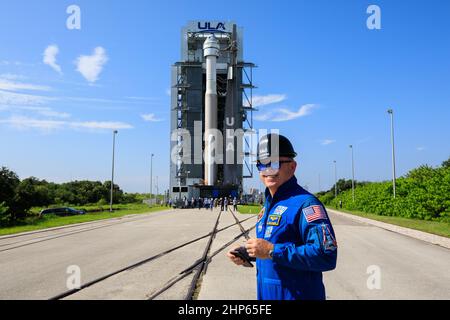 Barry „Butch“ Wilmore, NASA-Astronaut, Crew Flight Test, beobachtet, wie die Boeing-Raumsonde CST-100 Starliner und die United Launch Alliance ATLAS V-Rakete am 29. Juli 2021 auf der Cape Canaveral Space Force Station in Florida aus der Vertical Integration Facility auf die Startrampe des Space Launch Complex-41 ausgerollt werden. Starliner wird auf dem Atlas V für den zweiten unbemundeten Orbital Flight Test (OFT-2) von Boeing für das NASA Commercial Crew Program starten. OFT-2 ist eine wichtige Mission ohne Besatzung, die entwickelt wurde, um die End-to-End-Fähigkeiten des neuen Systems für das Commercial Crew Program der NASA zu testen. Stockfoto