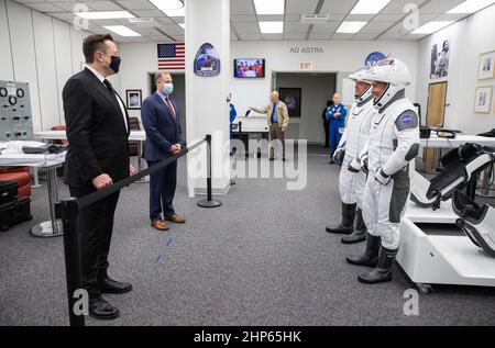 Hinter dem Seil, Der CEO und Chief Designer von SpaceX, Elon Musk (links) und der NASA-Administrator Jim Bridenstine begrüßen die NASA-Astronauten Robert Behnken (links) und Douglas Hurley im Astronaut Crew-Quartier im Neil A. Armstrong Operations and Checkout Building im Kennedy Space Center der NASA in Florida vor der SpaceX Demo-2-Mission der Agentur. Stockfoto