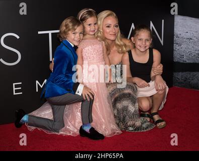 Von links nach rechts treffen der amerikanische Schauspieler Gavin Warren, die amerikanische Schauspielerin Lucy Brooke Stafford, die amerikanische Schauspielerin Olivia Hamilton und die amerikanische Schauspielerin Claire Smith auf dem roten Teppich zur Premiere des Films „First man“ am Donnerstag, den 4. Oktober 2018, im Smithsonian National Air and Space Museum in Washington ein. Stockfoto