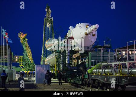 Das Raumschiff Sojus TMA-15M wird am Freitag, den 21. November 2014, im Kosmodrom Baikonur in Kasachstan per Zug auf die Startrampe ausgerollt. Stockfoto