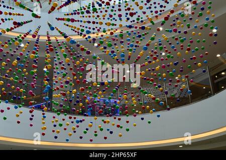 Farbige Kugeln als Dekoration in einem Einkaufszentrum Stockfoto