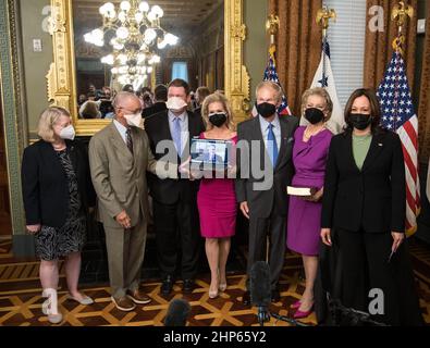 Von links nach rechts: Pam Melroy, derzeitiger Kandidat für den stellvertretenden Administrator der NASA, ehemaliger NASA-Administrator Charles Bolden, Bill Nelson Jr., Sohn von Bill Nelson, Nan Ellen Nelson, Tochter von Nelson, ehemaliger Senator Bill Nelson, seine Frau Grace Nelson, Und Vizepräsidentin Kamala Harris posiert für ein Foto, nachdem Nelson am Montag, den 3. Mai 2021, im Zeremonialbüro im Old Executive Office Building in Washington feierlich als NASA-Administrator 14th vereidigt wurde. Stockfoto