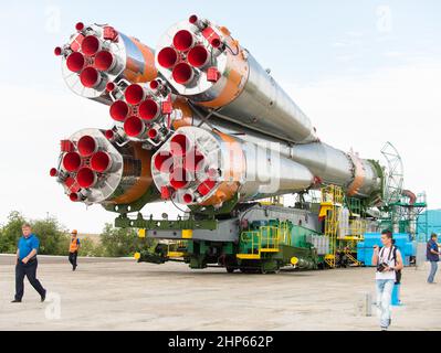 Das Raumschiff Sojus TMA-17M wird am Montag, den 20. Juli 2015, im Kosmodrom Baikonur in Kasachstan per Zug auf die Startrampe ausgerollt. Stockfoto