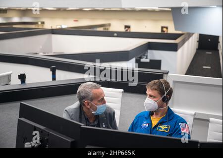 Lee Rosen, Vice President of Mission and Launch Operations bei SpaceX, links, Und Reid Wiseman, Chef des Astronautenbüros, überwacht den Countdown für den Start einer SpaceX Falcon 9-Rakete, die die Crew Dragon-Sonde des Unternehmens auf der NASA-Mission SpaceX Crew-3 mit den NASA-Astronauten Raja Chari, Tom Marshburn, Kayla Barron, Und der ESA-Astronaut Matthias Maurer an Bord, Mittwoch, den 10. November 2021, im Feuerraum vier des Launch Control Center im Kennedy Space Center der NASA in Florida. Stockfoto