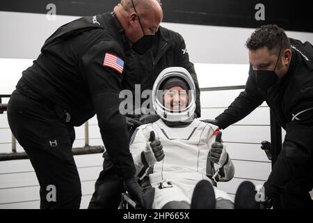 Die NASA-Astronautin Megan McArthur zeigt sich begeistert, nachdem sie aus der Raumsonde SpaceX Crew Dragon Endeavour an Bord des Raumschiffs SPACEX GO Navigator geholfen wurde, nachdem sie und die NASA-Astronautin Shane Kimbrough, Astronautin der Japan Aerospace Exploration Agency (JAXA) Aki Hoshide, Und der ESA-Astronaut Thomas Pesquet landete am Montag, den 8. November 2021, im Golf von Mexiko vor der Küste von Pensacola, Florida. Stockfoto