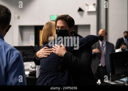 Kathy Lueders, Associate Administrator des Human Exploration and Operations Mission Directorate, umarmt Mitglieder des SpaceX-Teams nach dem Start einer SpaceX Falcon 9-Rakete am Sonntag, den 15. November 2020, im Schussraum vier des Launch Control Center im Kennedy Space Center der NASA in Florida. Stockfoto