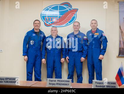 Expedition 51 Mitglieder der Hauptmannschaft, Flugingenieur Jack Fischer von der NASA, links, und Sojus-Kommandant Fjodor Jurtschichin von Roskosmos, zweiter von links, posieren für ein Foto mit Expedition 51 Besatzungsmitgliedern, Sojus-Kommandant Sergey Ryazanskiy von Roskosmos, zweiter von rechts, Und Flugingenieur Randy Bresnik von der NASA, rechts, zum Abschluss der Pressekonferenz, die am Mittwoch, 19. April 2017, im Kosmonauten-Hotel in Baikonur, Kasachstan, stattfand. Die Mission startet am 20. April vom Kosmodrom Baikonur aus. Stockfoto