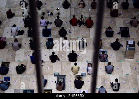 Jakarta, Indonesien. 19th. Februar 2022. Moslems soziale Distanz beim Beten innerhalb der istiqlal Moschee. Die Gottesdienste in der Istiqlal-Moschee in Jakarta am 18. Februar 2022 werden trotz der Umsetzung der Stufe-3-Einschränkungen für die Aktivitäten der Gemeinschaft weiterhin gemäß dem Gesundheitsprotokoll durchgeführt. (Foto von Faisal Ramadhan/SOPA Images/Sipa USA) Quelle: SIPA USA/Alamy Live News Stockfoto