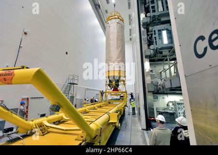 Die obere Stufe von Centaur, die beim Start des NOAA-geostationären operationellen Umweltsatelliten S, kurz GOES-S, helfen wird, wurde von seinem Transporter im Delta Operations Center der Cape Canaveral Air Force Station zur weiteren Verarbeitung gehoben. GOES-S ist der zweite in einer Reihe von vier fortschrittlichen geostationären Wettersatelliten. Die GOES-R-Serie - bestehend aus den RAUMFAHRZEUGEN GOES-R, GOES-S, GOES-T und GOES-U - wird die Erkennung und Beobachtung von Umweltphänomenen, die sich direkt auf die öffentliche Sicherheit, den Schutz von Eigentum und die wirtschaftliche Gesundheit des Landes sowie die PR auswirken, erheblich verbessern Stockfoto