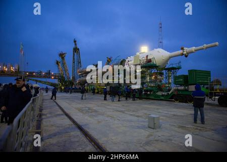 Die Raumsonde Sojus TMA-20M wird in den frühen Morgenstunden des Mittwoch, 16. März 2016, im Kosmodrom Baikonur in Kasachstan mit dem Zug auf die Startfläche ausgerollt. Stockfoto