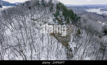 Der Fluss erstreckt sich durch das Land entlang der Hügel. Stockfoto