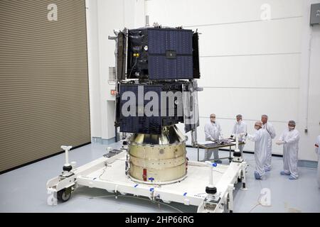 In der Astrotech-Nutzlastverarbeitungsanlage in Titusville, Florida, in der Nähe des Kennedy Space Center der NASA, checken Techniker die beiden Strahlungsgürtel-Sturmsonden, kurz RBSPs, vor der vertikalen Verkapselung in der Nutzlast ab ca. 2012 Stockfoto