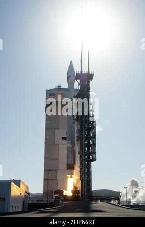 Die Landsat-Sonde zur Datenkontinuität hebt um 1:02 Uhr EST, 10:02 Uhr PST) auf einer United Launch Alliance ATLAS V-Rakete vom Space Launch Complex 3 auf dem kalifornischen Luftwaffenstützpunkt Vandenberg ab. 11. Februar 2013 Stockfoto