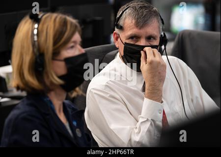 Steve Stich, Programmmanager für das Commercial Crew Program der NASA, spricht mit Kathy Lueders, Stellvertretender Administrator des Missionsdirektorats für menschliche Exploration und Operationen, der den Countdown für den Start einer SpaceX Falcon 9-Rakete überwacht, die die Crew Dragon-Sonde des Unternehmens auf der NASA-Mission SpaceX Crew-1 mit den NASA-Astronauten Mike Hopkins, Victor Glover, Shannon Walker, Und der Astronaut der Japan Aerospace Exploration Agency (JAXA), Soichi Noguchi, an Bord, am Sonntag, den 15. November 2020, im Feuerraum vier des Launch Control Center im Kennedy Space Center der NASA in Florida. Stockfoto