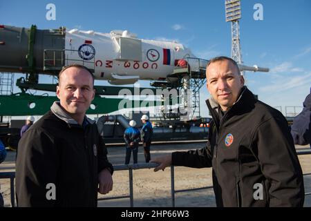 Die Backup-Crew der Expedition 51, Sojus-Kommandant Sergey Rjasanskiy von Roskosmos, links, und der Flugingenieur Randy Bresnik von der NASA, rechts, werden vor dem Sojus MS-04-Raumschiff fotografiert, das am Montag, dem 17. April 2017, im Baikonur-Kosmodrom in Kasachstan mit dem Zug auf der Startrampe ankommt. Stockfoto