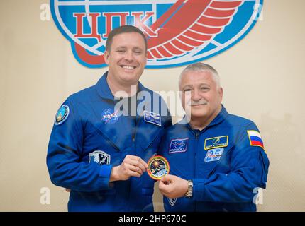 Expedition 51 Flugingenieur Jack Fischer von der NASA, links, posiert für ein Foto mit Sojus-Kommandant Fjodor Jurchikhin von Roskosmos, rechts, zum Abschluss einer Pre-Launch-Pressekonferenz am Mittwoch, 19. April 2017 im Kosmonauten-Hotel in Baikonur, Kasachstan. Stockfoto