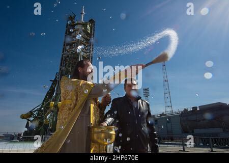 Ein orthodoxer Priester segnet am Mittwoch, den 24. September 2014, auf der Startrampe des Kosmodrom Baikonur in Kasachstan Medienvertreter. Der Start der Sojus-Rakete ist für den 26. September geplant und wird die Expedition 41 tragen Sojus-Kommandant Alexander Samokutyaev von der Russischen Föderalen Weltraumbehörde (Roskosmos), Flugingenieur Barry Wilmore von der NASA, Und die Flugingenieurin Elena Serova von Roskosmos in die Umlaufbahn, um ihre fünfeinhalbmonatige Mission auf der Internationalen Raumstation zu beginnen. Stockfoto