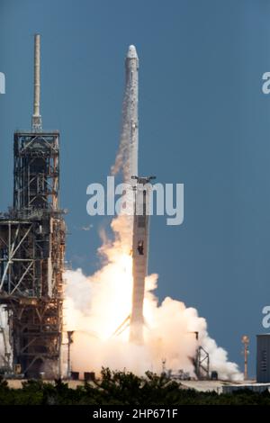 Das zweistufige Trägerrakete Falcon 9 hebt den Launch Complex 39A im NASA-Weltraumzentrum Kenney ab und transportiert die Dragon-Nachschub-Sonde zur Internationalen Raumstation Ca. 2017 Stockfoto