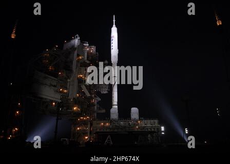 Auf dem Launch Pad 39B im Kennedy Space Center der NASA in Florida beleuchten Xenon-Lichter die 327 Meter hohe Ares I-X-Rakete des Constellation-Programms, nachdem die rotierende Servicestruktur um sie herum für den Start um ca. 2009 Stockfoto