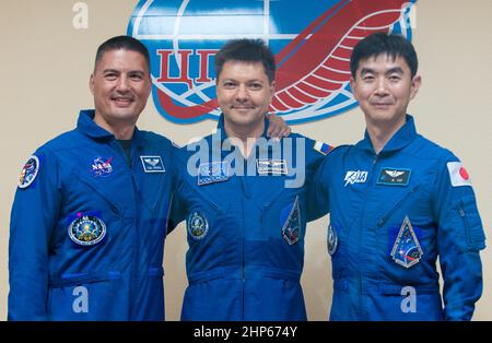 Crew-Mitglieder der Expedition 44, Flugingenieur Kjell Lindgren von der NASA, links; Sojus-Kommandant Oleg Kononenko von der russischen Föderalen Weltraumorganisation (Roskosmos), Mitte; Und der Flugingenieur Kimiya Yui von der Japan Aerospace Exploration Agency (JAXA), rechts, posiert für ein Foto zum Abschluss einer Pressekonferenz, die am Dienstag, dem 21. Juli 2015, im Cosmonaut Hotel in Baikonur, Kasachstan, stattfand. Stockfoto