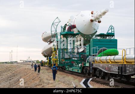 Das Raumschiff Sojus TMA-17M wird am Montag, den 20. Juli 2015, im Kosmodrom Baikonur in Kasachstan per Zug auf die Startrampe ausgerollt. Stockfoto