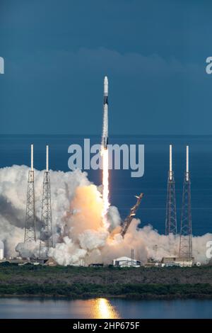 Am 25. Juli 2019 um 6:01 Uhr EDT hebt eine SpaceX Falcon 9-Rakete vom Space Launch Complex 40 auf der Cape Canaveral Air Force Station ab, die das Raumschiff Dragon auf der 18th Commercial Reupply Services (CRS-18)-Mission des Unternehmens zur Internationalen Raumstation transportiert. Stockfoto