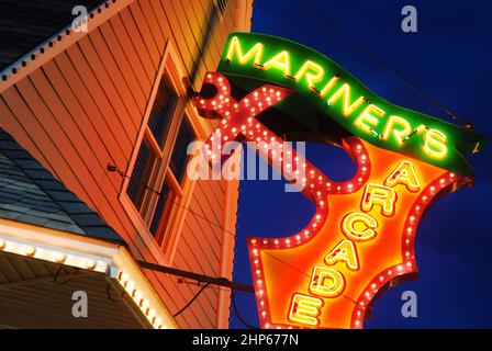 Ein Neonschild auf der Promenade in Wildwood, New Jersey, lockt Jugendliche in die Arkade Stockfoto