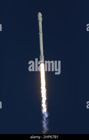 Eine SpaceX Falcon 9-Rakete steigt nach dem Start vom Space Launch Complex 40 auf der Cape Canaveral Air Force Station in Florida nach oben und trägt den transiting Exoplanet Survey Satellite (TESS) der NASA Ca. 2018 Stockfoto