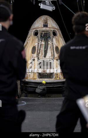 Support-Teams arbeiten um die Raumsonde SpaceX Crew Dragon Endeavour, kurz nachdem sie im Golf von Mexiko vor der Küste von Pensacola, Florida, gelandet ist, Montag, den 8. November 2021. Stockfoto