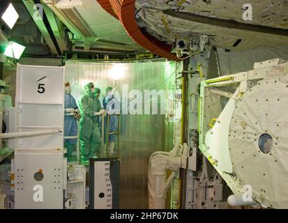 In der Nutzlastbucht des Space Shuttle Atlantis am Launch Pad 39A des NASA Kennedy Space Centers werfen STS-125-Crew-Mitglieder einen letzten Blick auf die Hardware für die Hubble-Wartungsmission Ca. 2009 Stockfoto