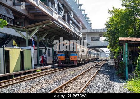 Bangkok, Thailand - 26. Sep 2020, The Environment of Ladkrabang Bahnhofsplattform mit den Einheimischen herum warteten sie auf Transpor Stockfoto