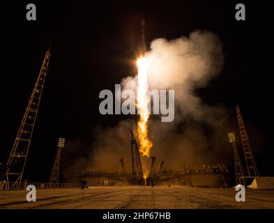 Die Sojus TMA-17M-Rakete startet am Donnerstag, den 23. Juli 2015, vom Kosmodrom Baikonur in Kasachstan mit Expedition 44 Sojus-Kommandant Oleg Kononenko vom russischen Föderalen Weltraumamt (Roskosmos), Flugingenieur Kjell Lindgren von der NASA, Und der Flugingenieur Kimiya Yui von der Japan Aerospace Exploration Agency (JAXA) in die Umlaufbahn, um ihre fünfmonatige Mission auf der Internationalen Raumstation zu beginnen. Stockfoto