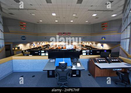 Ein Blick auf den Feuerraum 1 im Launch Control Center (LCC) im Kennedy Space Center der NASA in Florida. Die Feuerräume der Apollo- und Shuttle-Ära im LCC wurden modernisiert. Das Oberdeck enthält eine Arbeitsstation, die für den EM-1 Launch Director entwickelt wird. Exploration Ground Systems erweiterte den Schussraum 1, um den Start der NASA-Weltraumrakete und der Orion-Raumsonde auf Explorationsmission-1- und Tiefraummissionen zu unterstützen. Stockfoto