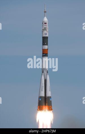 Die Sojus-MS-04-Rakete startet am Donnerstag, 20. April 2017, vom Kosmodrom Baikonur in Kasachstan aus, Baikonur Time Carrying Expedition 51 Sojus-Kommandant Fjodor Jurchikhin von Roskosmos und der NASA-Flugingenieur Jack Fischer in die Umlaufbahn, um ihre viereinhalb Monate dauernden Missionen auf der Internationalen Raumstation zu beginnen. Stockfoto