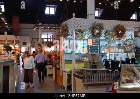 Auf dem Lancaster Central Market in Pennsylvania stöbern die Käufer durch Bio-Lebensmittel und Kunsthandwerk im Amish-Stil Stockfoto