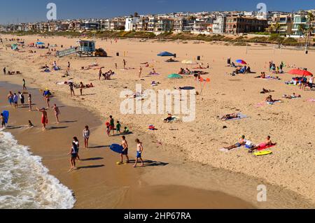 Ein Sommertag bringt die Menge am Manhattan Beach, Kalifornien, zum Vorwallen Stockfoto