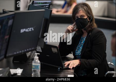 Holly Ridings, der Chief Flight Director der NASA, überwacht den Countdown für den Start einer SpaceX Falcon 9-Rakete, die die Crew Dragon-Sonde des Unternehmens auf der NASA-Mission SpaceX Crew-3 mit den NASA-Astronauten Raja Chari, Tom Marshburn, Kayla Barron, Und der ESA-Astronaut Matthias Maurer an Bord, Mittwoch, den 10. November 2021, im Feuerraum vier des Launch Control Center im Kennedy Space Center der NASA in Florida. Stockfoto