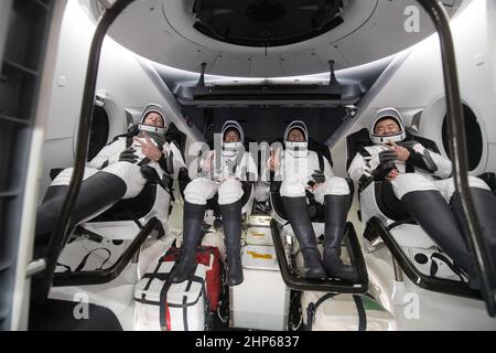 ESA-Astronaut Thomas Pesquet, links, NASA-Astronauten Megan McArthur und Shane Kimbrough, Und der Astronaut der Japan Aerospace Exploration Agency (JAXA), Aki Hoshide, rechts, sind im Raumschiff SpaceX Crew Dragon Endeavour an Bord des SpaceX GO Navigator zu sehen, kurz nachdem er am Montag, den 8. November 2021, im Golf von Mexiko vor der Küste von Pensacola, Florida, gelandet war. Stockfoto