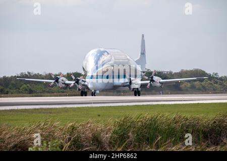 Das Super Guppy-Flugzeug der NASA, das die Orion-Sonde trägt, landet am 25. März 2020 auf der Start- und Landebahn des Kennedy Space Center in Florida. Orion ist nach Tests an der Plum Brook Station der Agentur in Ohio nach Kennedy zurückgekehrt, um zu bestätigen, dass das Raumschiff die extremen Bedingungen einer Tiefraumumgebung bewältigen kann. Das Raumschiff wird nun einer Endprüfung und Montage unterzogen, bevor es in die Rakete des Space Launch Systems integriert wird. Stockfoto