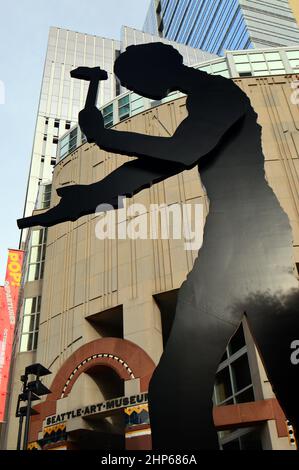 Der Hammerschläger Mann, eine bewegliche Skulptur, steht vor dem Seattle Museum of Art Stockfoto