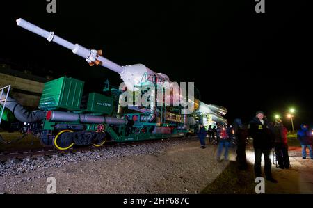 Die Raumsonde Sojus TMA-20M wird in den frühen Morgenstunden des Mittwoch, 16. März 2016, im Kosmodrom Baikonur in Kasachstan mit dem Zug auf die Startfläche ausgerollt. Stockfoto