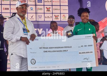 Die Marathonsiegerin erhält nach dem Wettbewerb beim Access Bank Lagos City Marathon am 12. Februar 2022 ein Preisgeld. Stockfoto