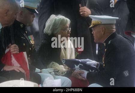 Annie Glenn, Ehefrau des ehemaligen Astronauten und US-Senators John Glenn, erhält die gefaltete amerikanische Flagge von General Robert B. Neller, dem Kommandanten des US-Marine Corps, während einer Trauerfeier am Grab auf dem Arlington National Cemetery in Virginia am Donnerstag, dem 6. April 2017, Der Tag, an dem Glenn und Annie 1943 verheiratet waren. Stockfoto