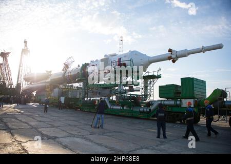 Das Raumschiff Sojus TMA-14M wird kurz nach der Ankunft am Dienstag, dem 23. September 2014, auf dem Weltraumbahnhof Baikonur in Kasachstan mit dem Zug gesehen. Stockfoto