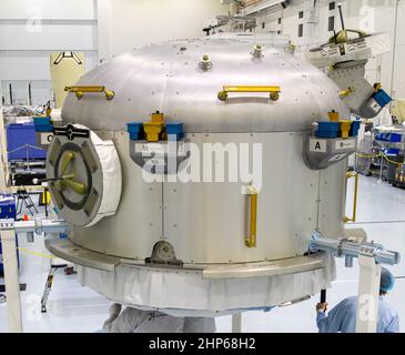 Nanoracks-Techniker arbeiten am 7. Oktober 2020 an der Nanoracks Bishop Airlock in der Verarbeitungsanlage der Raumstation im Kennedy Space Center der NASA in Florida. Die nächste Generation der Nanoracks-Nutzlastanlage wird für den Flug zur Internationalen Raumstation auf der 21st von SpaceX auf die Internationale Raumstation (CRS-21) eingeflogsten Mission vorbereitet. Die Bishop Airlock ist die erste kommerziell finanzierte Schleuse für die Raumstation. Es wird Nutzlasthosting, Robotertests, Satellitenbereitstellung bereitstellen, als externe Toolbox für Raumbesatzungen der Stationsmannschaft dienen und vieles mehr. Stockfoto