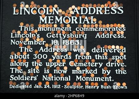 Wie es Tradition ist, sind Lincoln Pennies auf dem Marker angebracht, der erinnert, wo Abraham Lincoln seine Gettysburg-Adresse gab Stockfoto