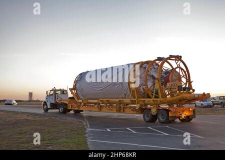 Die obere Stufe von Centaur, die den Start des NOAA-geostationären operationellen Umweltsatelliten S, kurz GOES-S, unterstützen wird, wird zur weiteren Verarbeitung zum Delta Operations Center der Cape Canaveral Air Force Station transportiert. GOES-S ist der zweite in einer Reihe von vier fortschrittlichen geostationären Wettersatelliten. Die SERIE GOES-R - bestehend aus den RAUMFAHRZEUGEN GOES-R, GOES-S, GOES-T und GOES-U - wird die Erkennung und Beobachtung von Umweltphänomenen, die sich direkt auf die öffentliche Sicherheit, den Schutz von Eigentum und die wirtschaftliche Gesundheit und den Wohlstand des Landes auswirken, erheblich verbessern. GOES-S IS Stockfoto